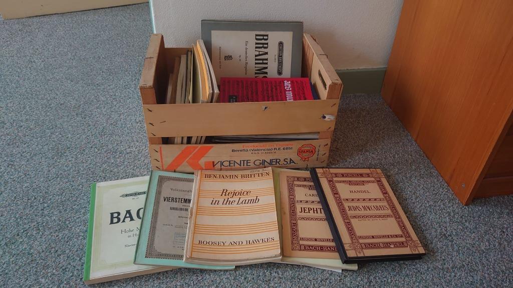 Kistje vol bladmuziek (klassiek) voor koren – diverse talen