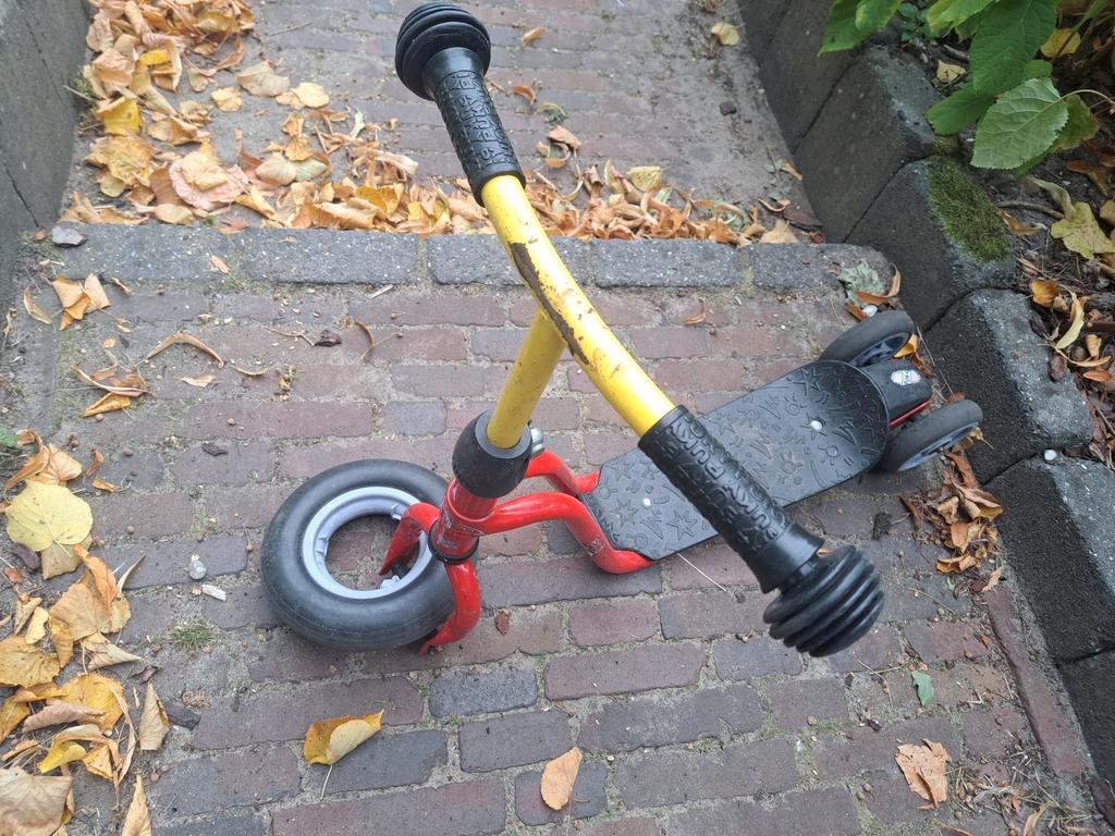 Gratis op te halen Puky step met kapot voorwiel. Oud ijzer