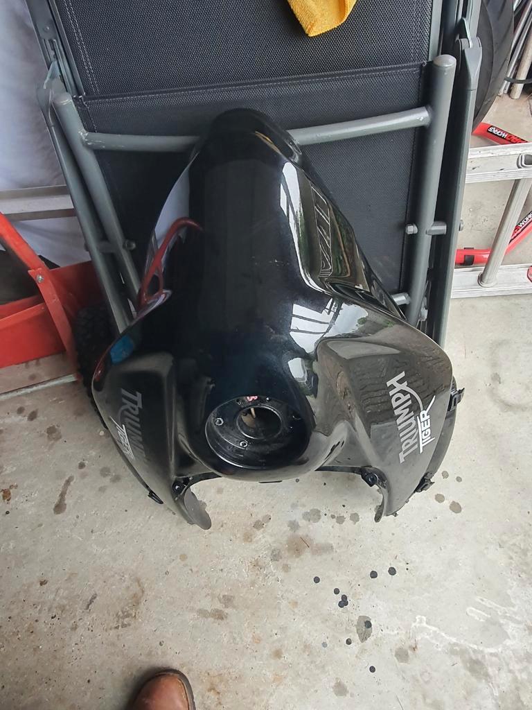 GRATIS  Triumph Tiger 800 2011 tank