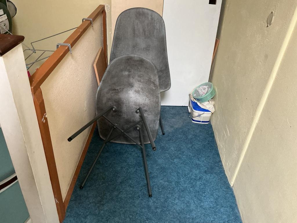 2 STOELEN GRATIS GRATIS GRATIS