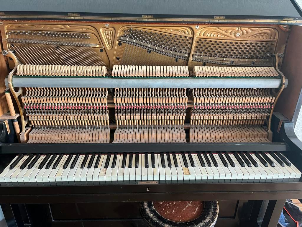 Antieke Gereviseerde Piano - Wegens Verhuizing