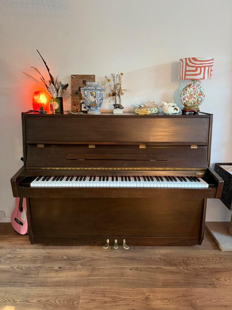 GRATIS Piano nette staat - niet vals moet wel nieuw gestemd