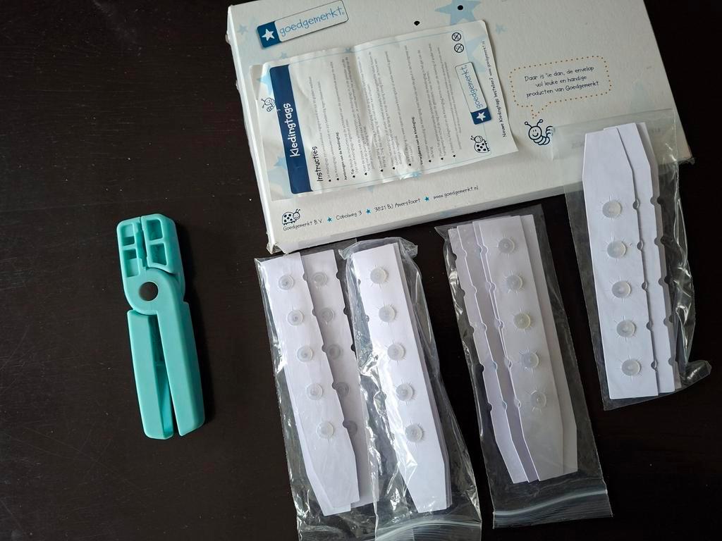 Kledingtag tang en 90 achterkantjes goedgemerkt gratis