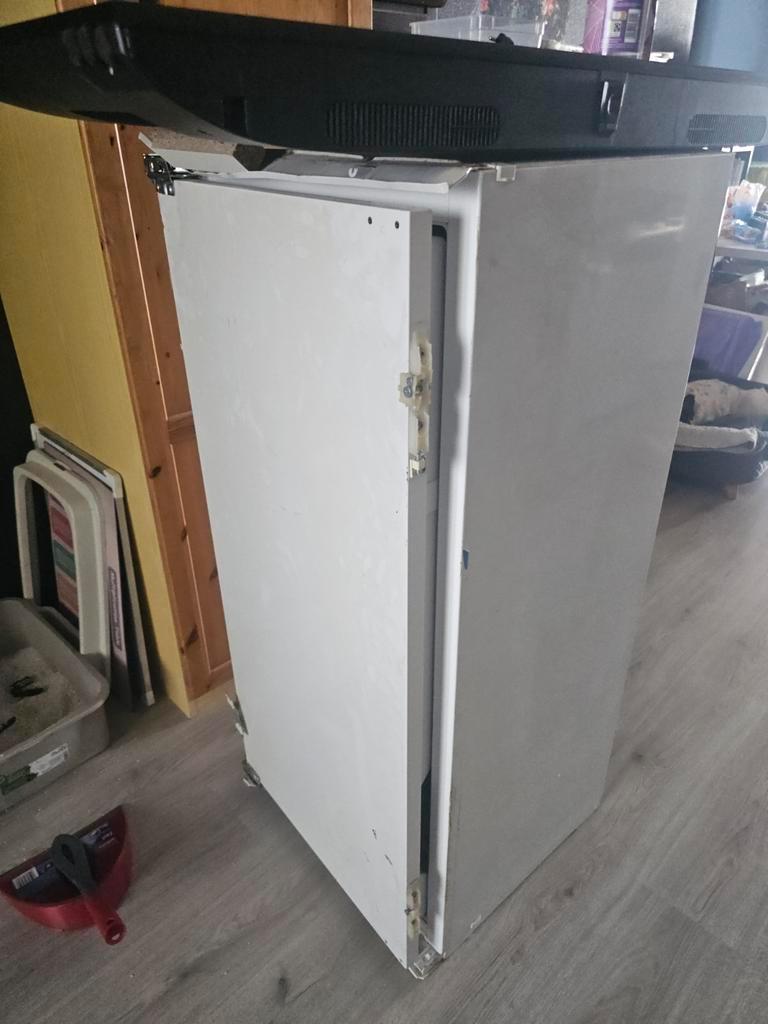 Gebroken koelkast voor schroot