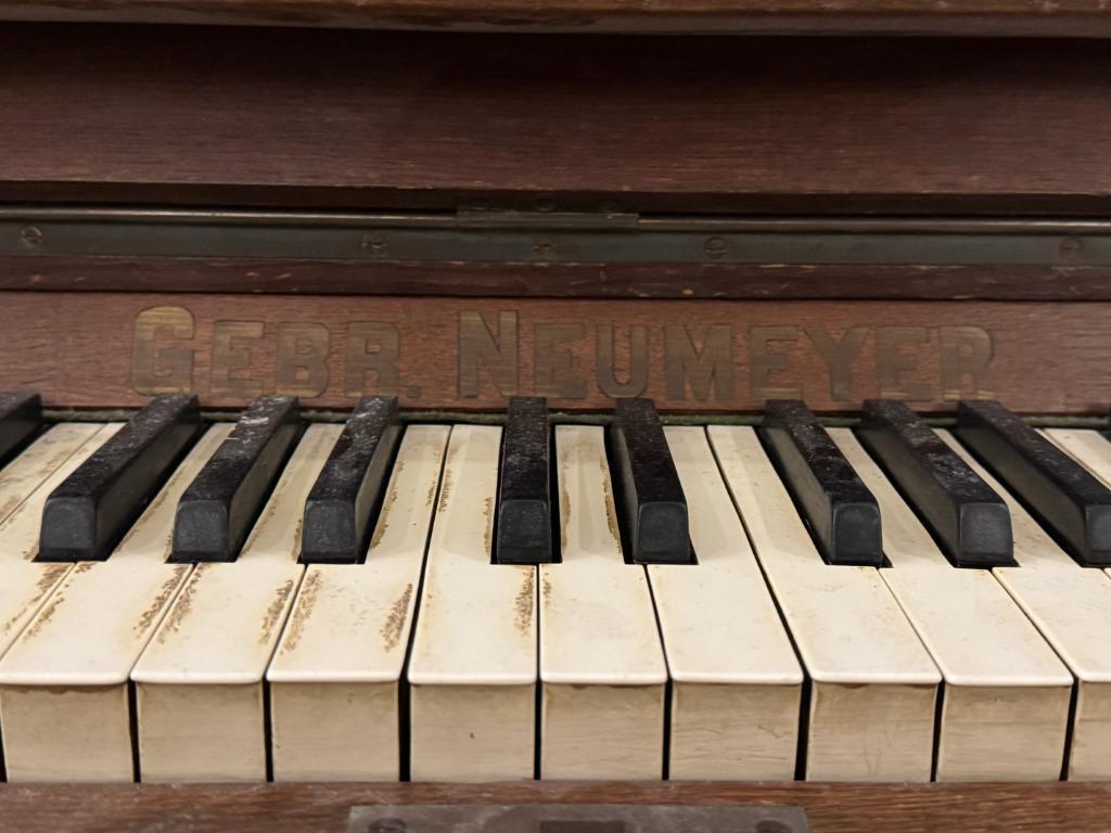 Grote oude upright piano