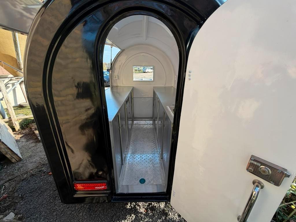 Zwarte Foodtruck te huur - Maandelijkse verhuur