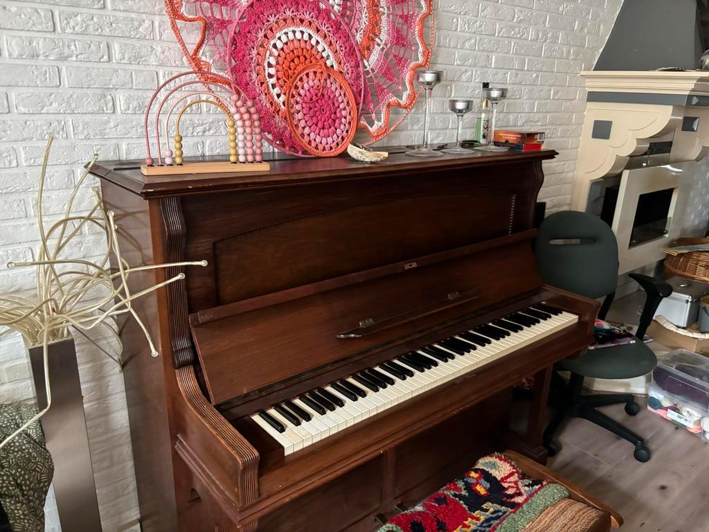 Gerhard Adam Piano - Bruin