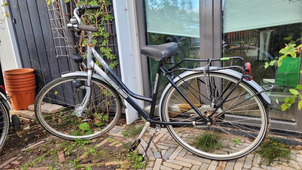 Twee fietsen, merk batavus en cleveland