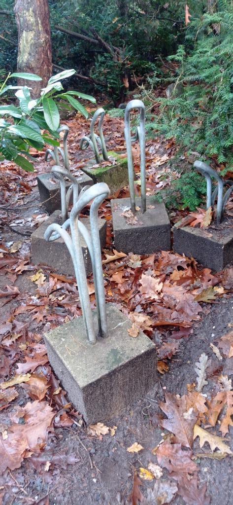 Zes fiets standaarden met betonblok eronder