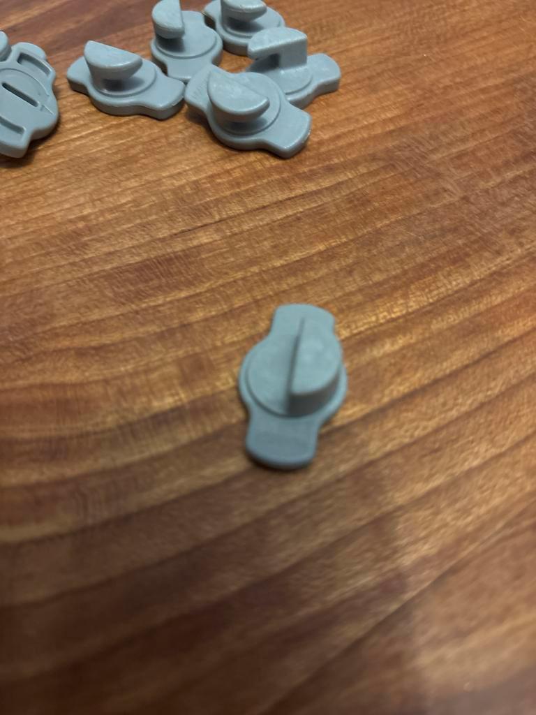 Diverse grijze plastic onderdelen