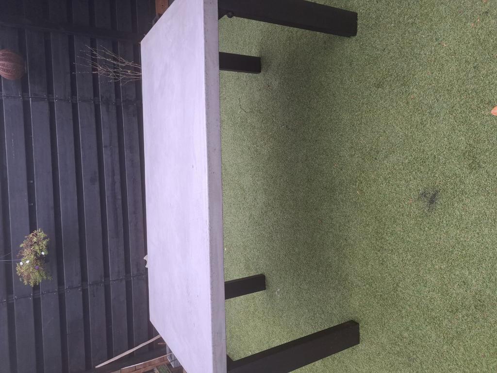 Eettafel 160 x 90 cm. Betonlook.
