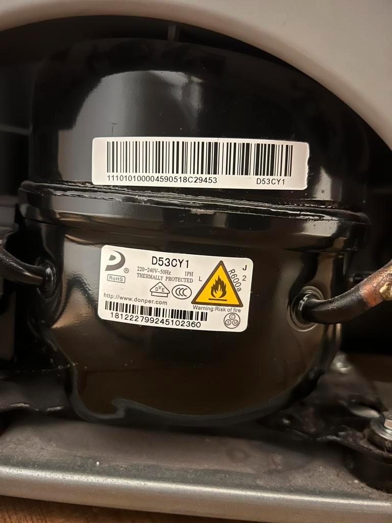 Kleine koelkast met vriesvak (werkt goed, maar ruikt)