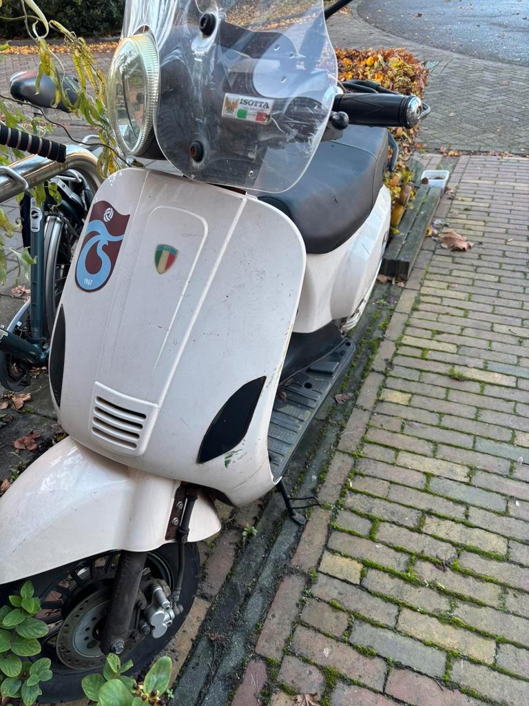 Riva scooter kapot ideaal voor onderdelen of hobbysleutelaar