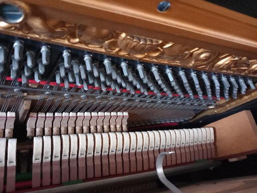 zwarte piano Maetzke, nw binnenwerk, mooie klank, moet weg