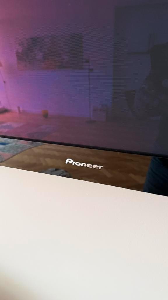 Pioneer TV scherm met soundboxen