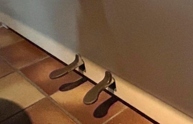 Mooie witte piano. Tetsch & May Emmerich. Bijpassende kruk