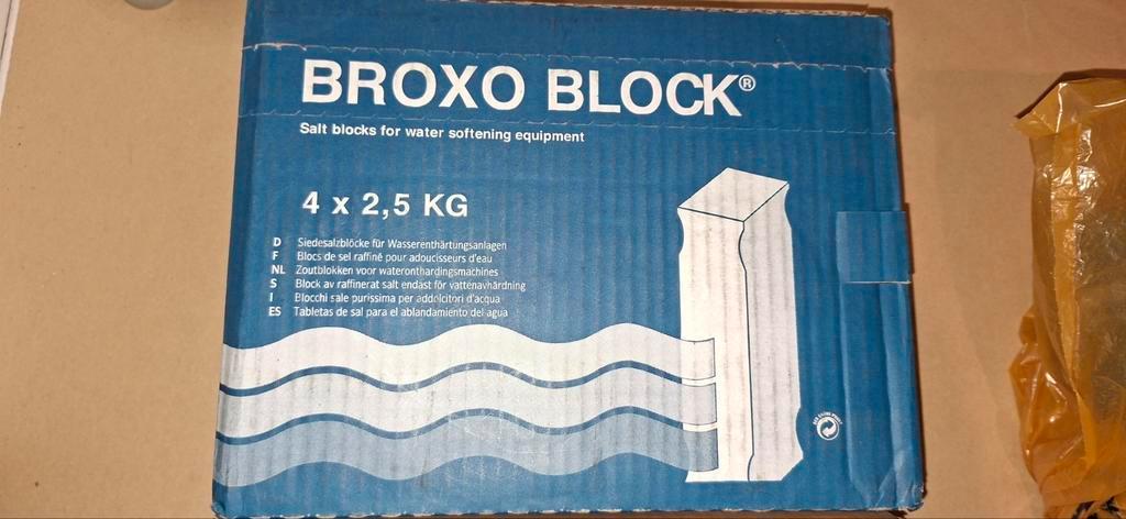 2 dozen a 2,5 kilo , 8 zout blokken waterontharder