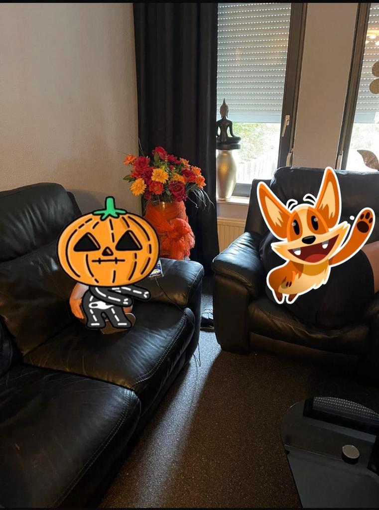 GRATIS Zwarte lederen bank, 2 zits en 1 zits. Elektrisch