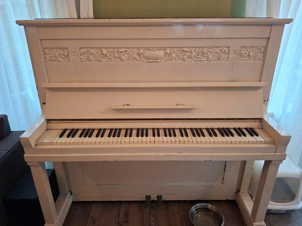 Beige antike Piano