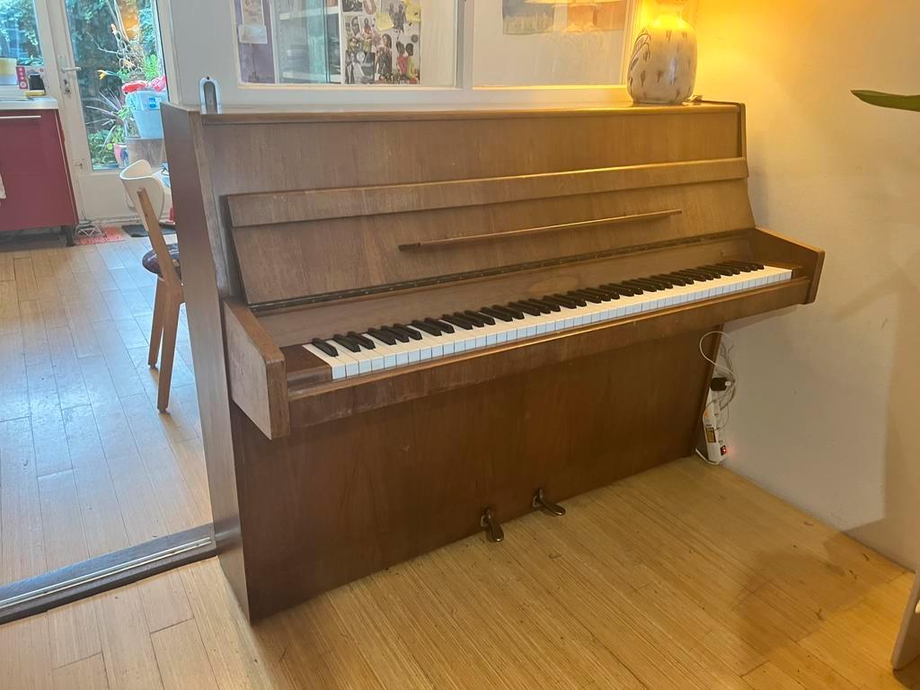 Piano lichtbruin modern