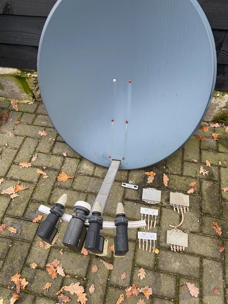 Schotelantenne voor 4 TV''s met 13-19-23-28 graden