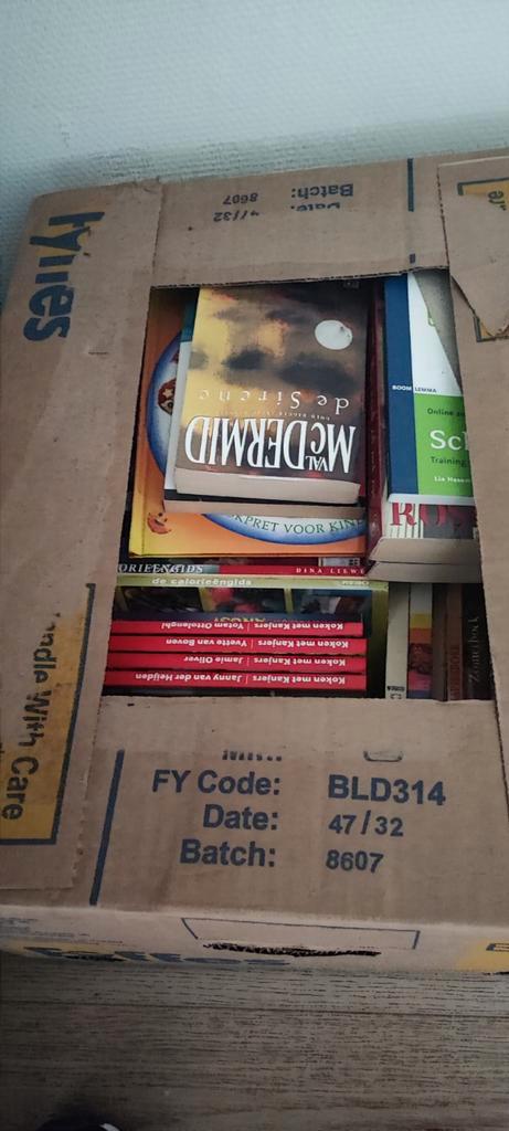 Doos boeken, kookboeken en romans