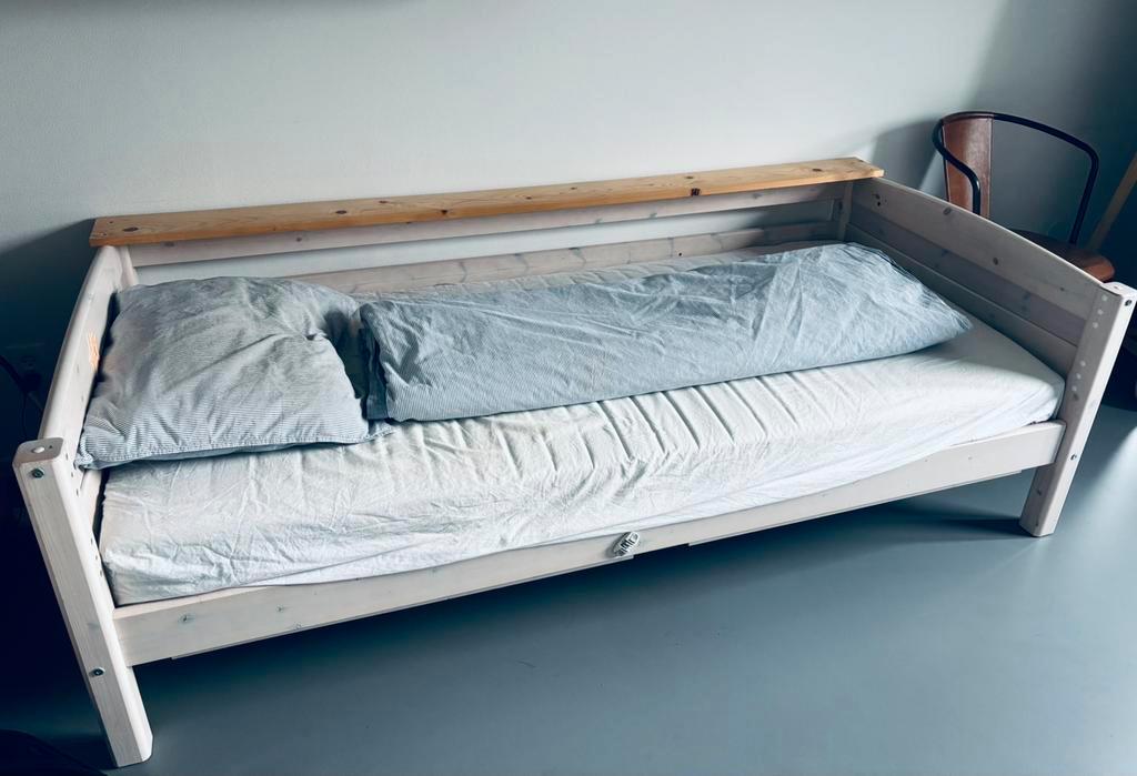 Bed (90x200) met legplank. Inclusief matras en beddengoed