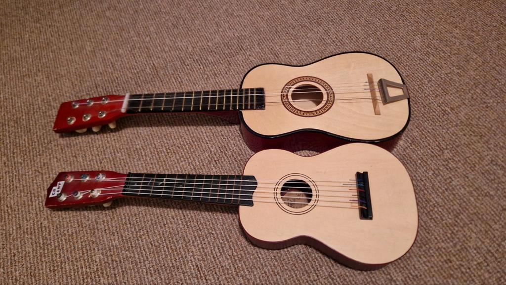 Twee speelgoed gitaren - defecte snaren