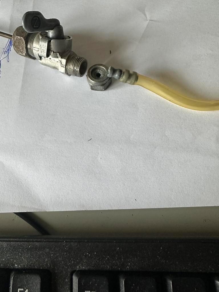 Gevraagd moer met tutje voor benzinekraan