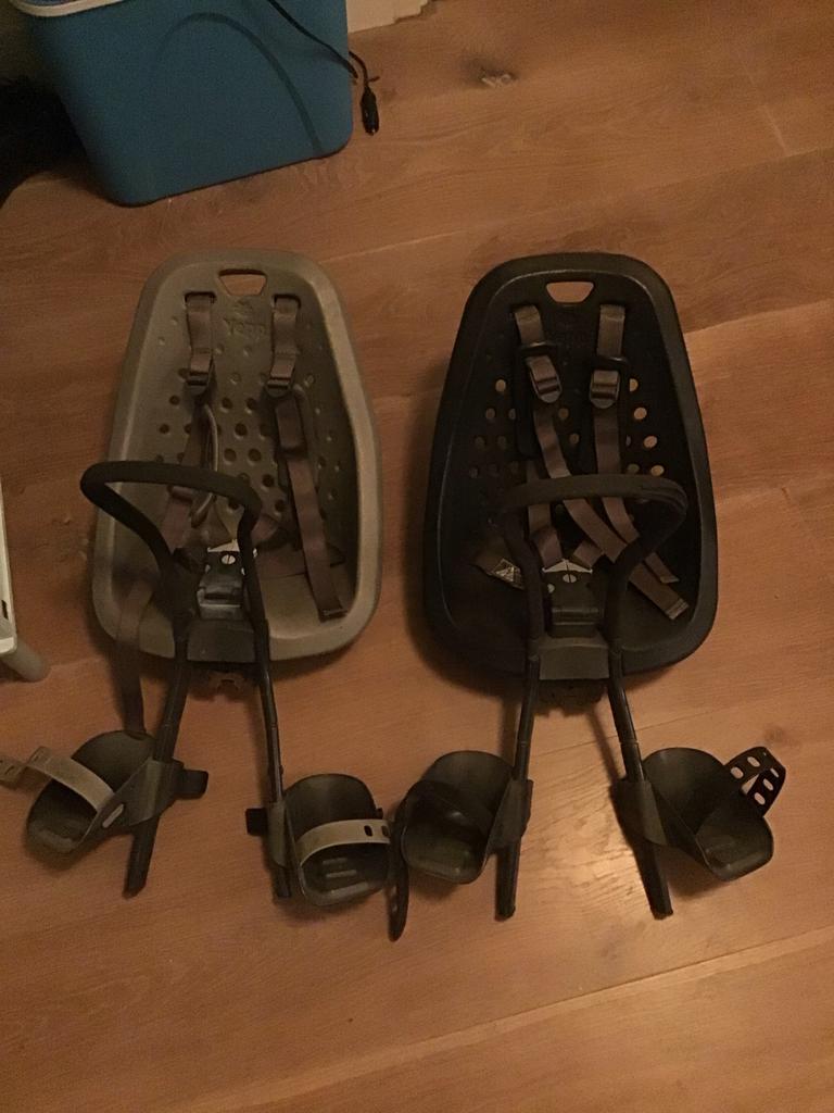 Twee fietsstoeltjes met sleutel en adapter