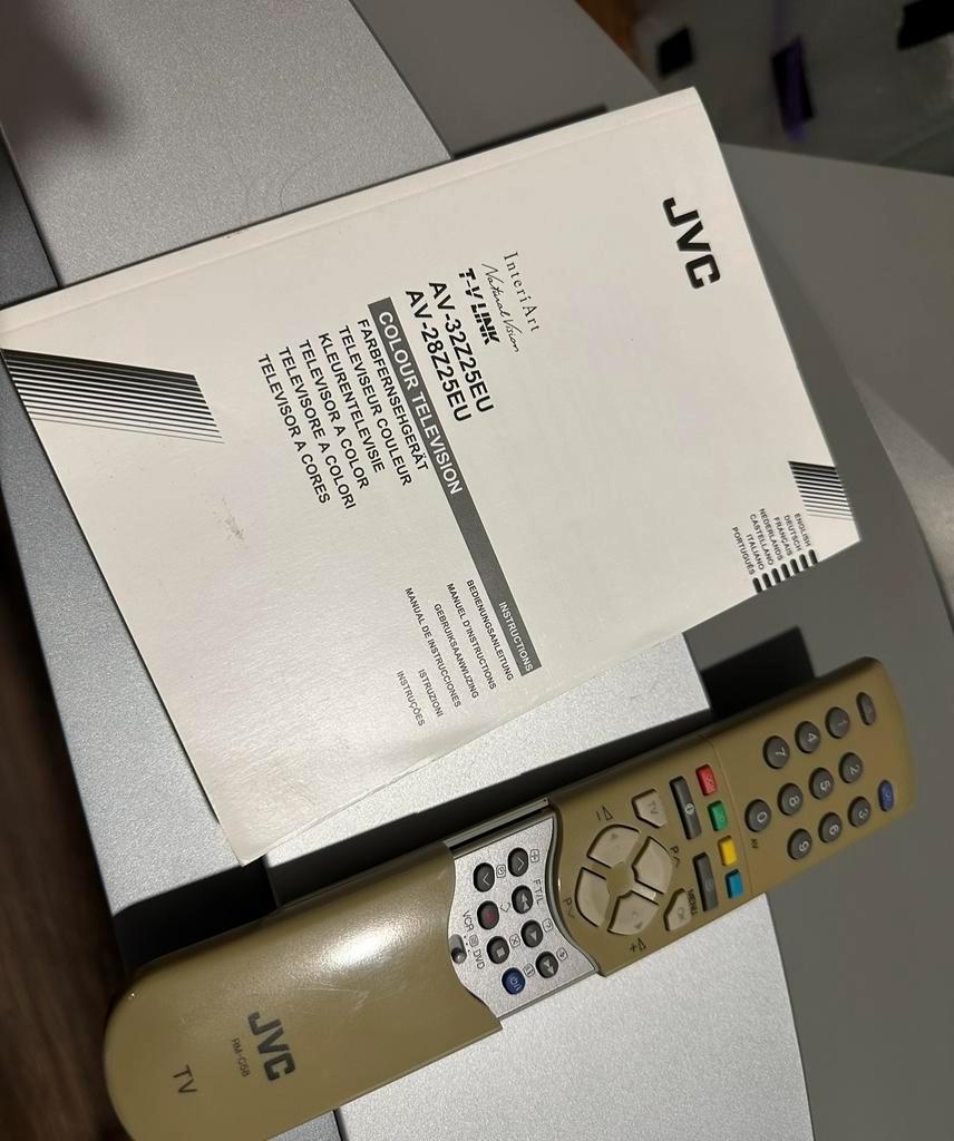 Gratis JVC breedbeeld TV + TV meubel + Subwoofer