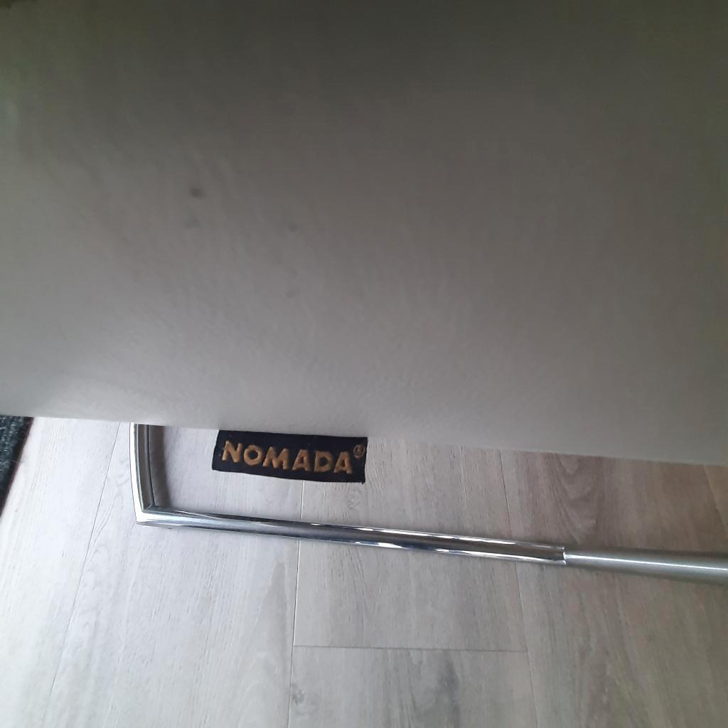 eettafel (composiet) met vier lederen stoelen.