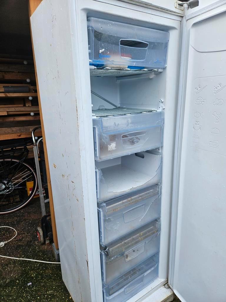Gratis vriezer - werkt nog! Of oud ijzer