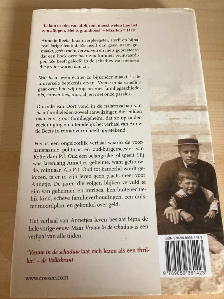 Vrouw in de schaduw - Dorinde van Oort