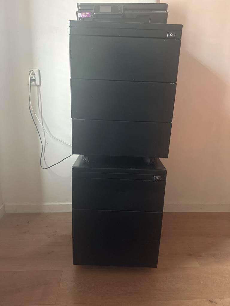 Gratis…Stalen  rolladekasten voor onder bureau