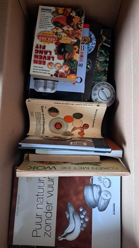Kartonnen doos vol kookboeken