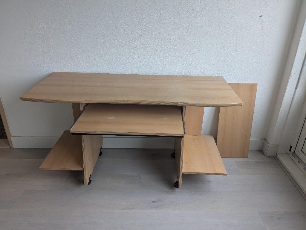 Bureau met lade, planken en wieltjes