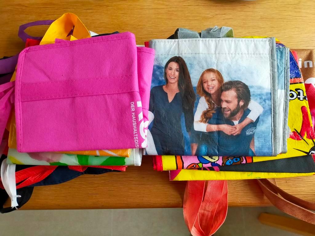 boeken en het tijdschrift AutoWeek en boodschappentassen