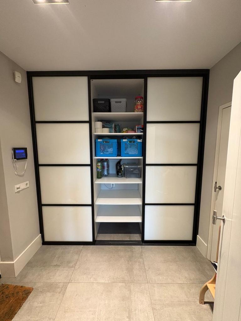 Inbouwkast met schuifdeuren - Gratis af te halen