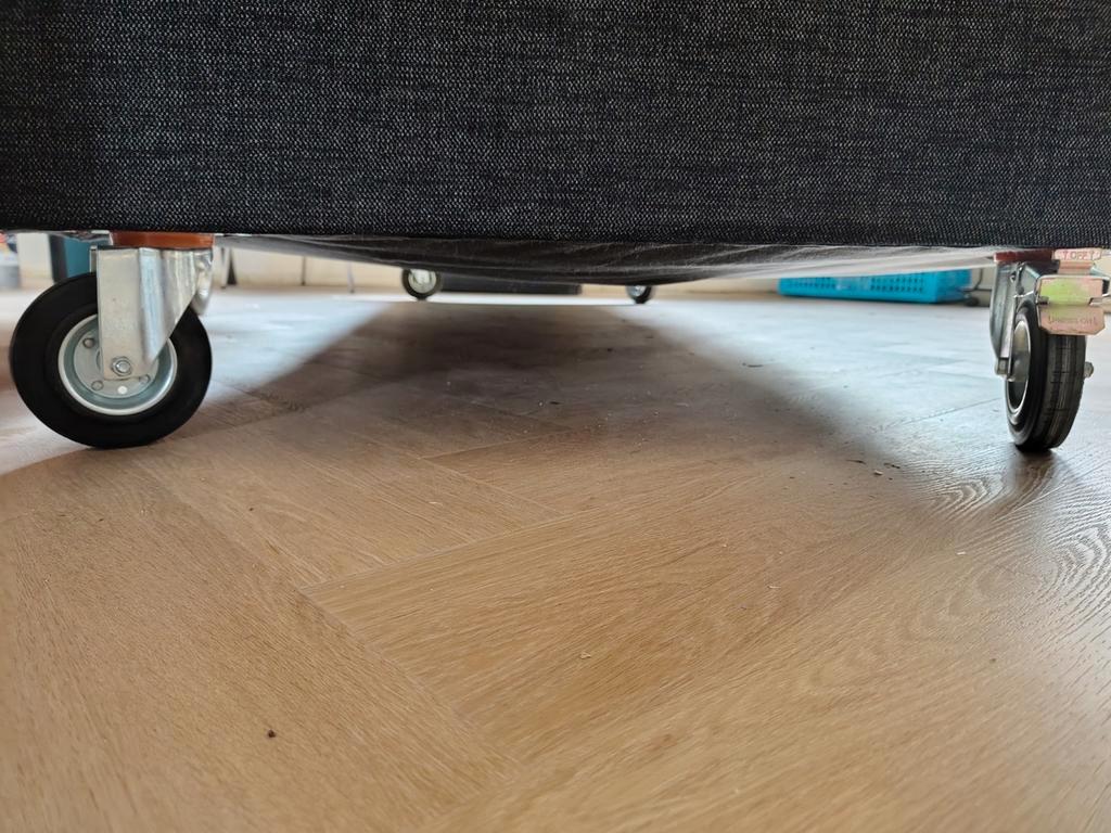 Donkergrijze driezitsbank met wielen