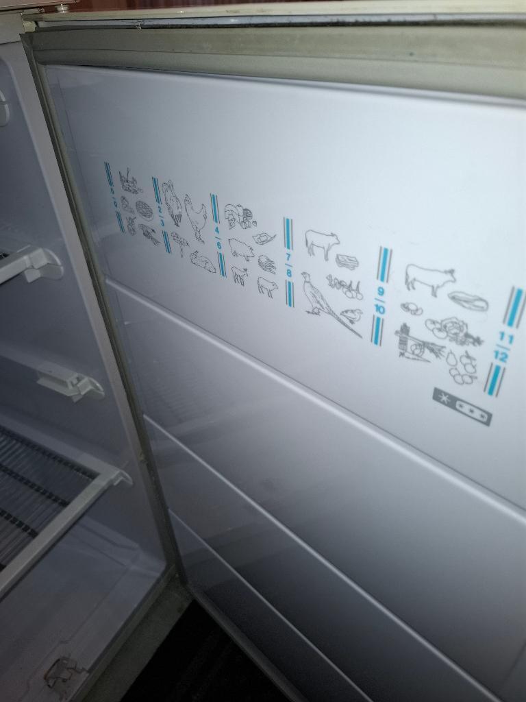 Vriezer niet heel mooi meer maar werkt  uitstekend.