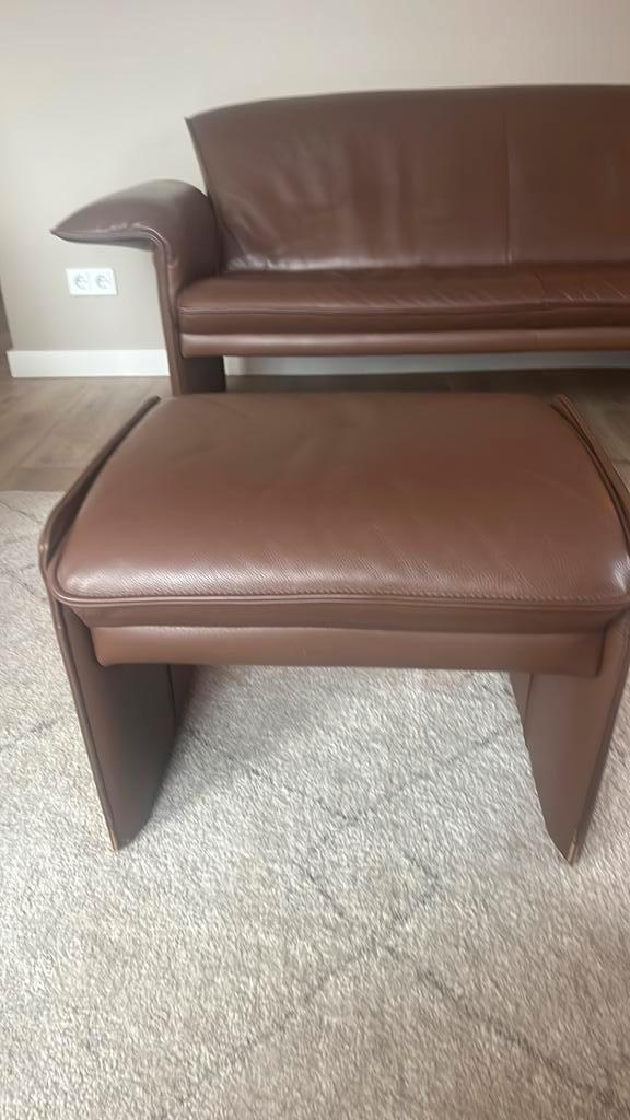 Deze week iphalen:Jori Donker bruine leren bank met hocker