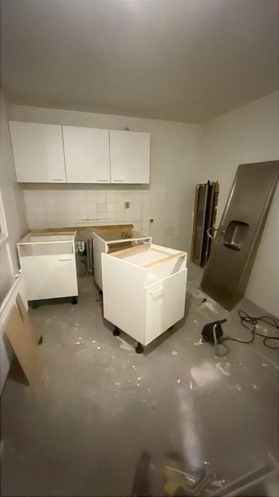 Eenvoudige Bruynzeel keuken met spoelbak en kraan