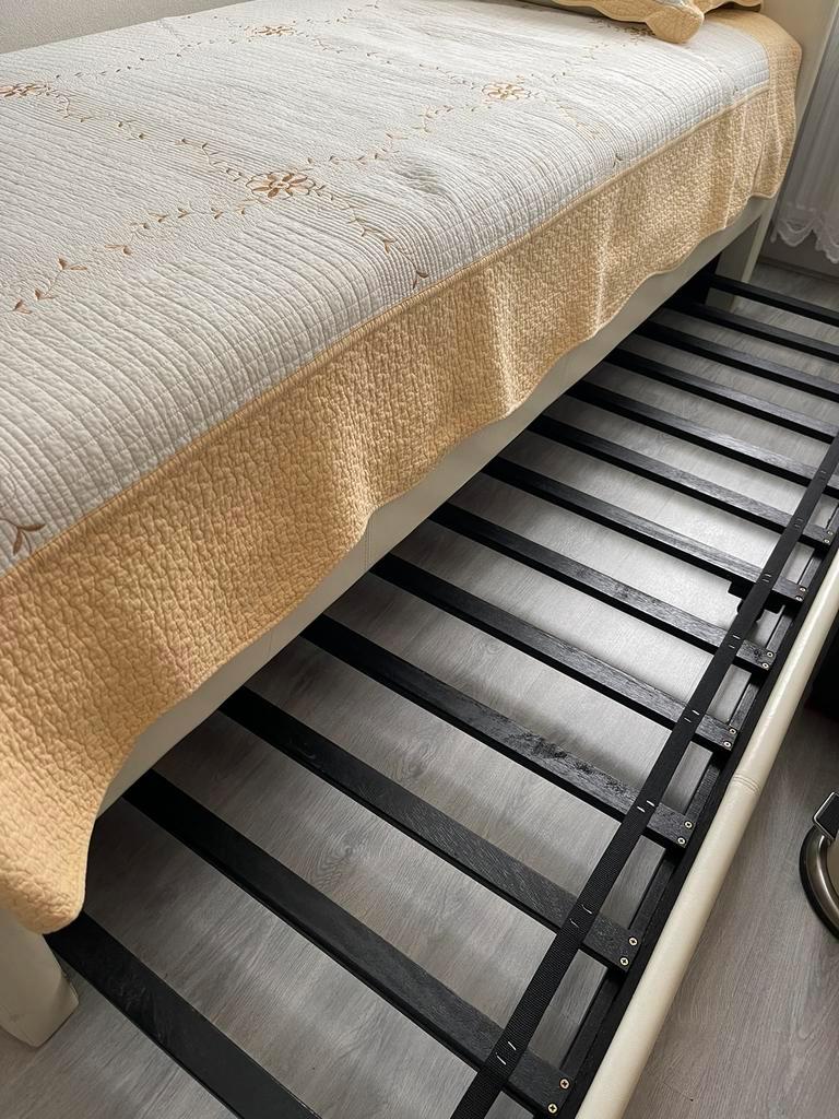 Eenpersoonsbed met lattenbodem. 90x200