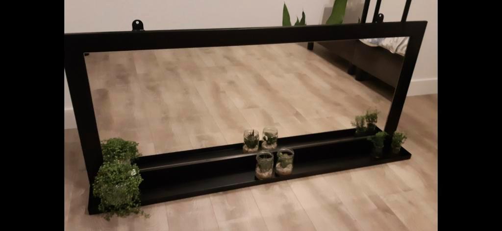 Gratis! Mooie nette grote spiegel met zwart stalen lijst