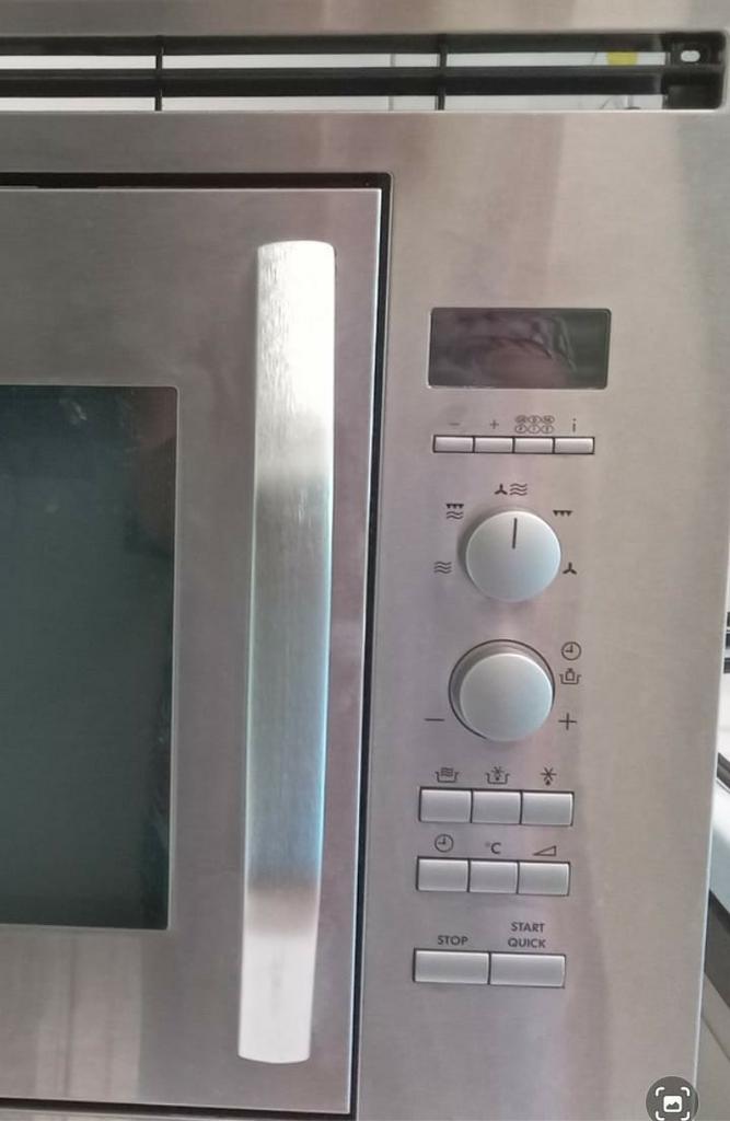 Gratis Mikrowellengerat, zolas op de foto , er zit NIETS in