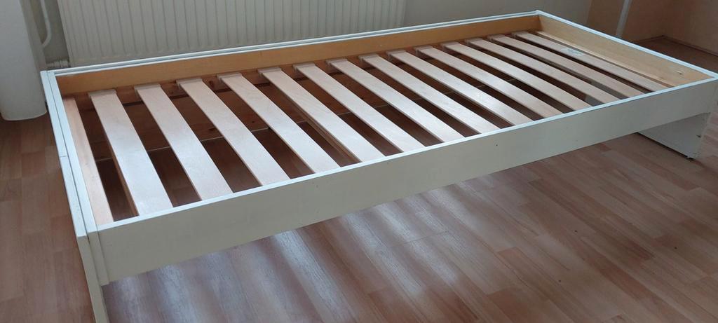 1 persoonsbed van 80 x 200 cm.