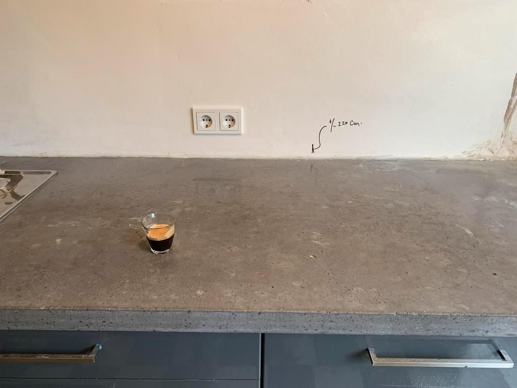 Betonnen keukenblad met kookplaat, spoelbak en kraan