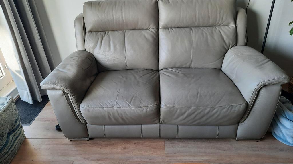 Gratis af te halen! Grijze lederen bank.