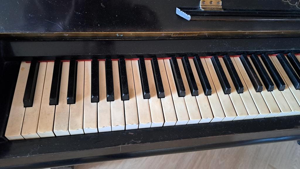 GRATIS: Oude Piano - Meubelstuk of Starterspiano